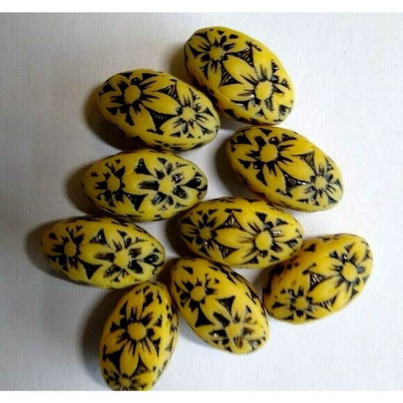 9 Yellow Black Embossed Acrylic 18mm Flower Beads Flower Power Hippy Groovy Cool - Picture 3 of 5